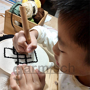 繡花框與毛線俄羅斯刺繡針的搭配更能啟發孩子的創意!