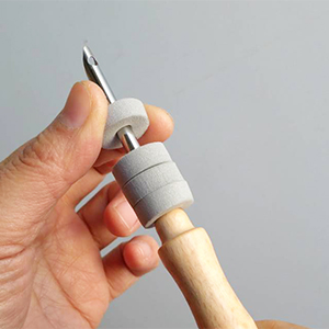毛線俄羅斯刺繡 PN-003 安裝迴圈定位器時請以左手固定定位器，右手輕輕旋轉刺繡針，慢慢將定位器安裝至針管上. (切勿用力推拉，避免碰到銳利的針端切口) 
