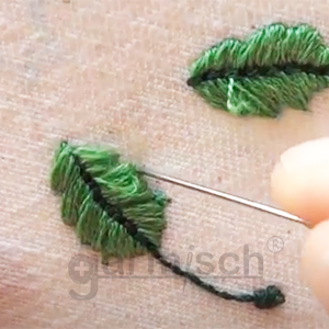 Sew Mate 勾紗修補針使用步驟1 :將修補針由勾紗處穿入.