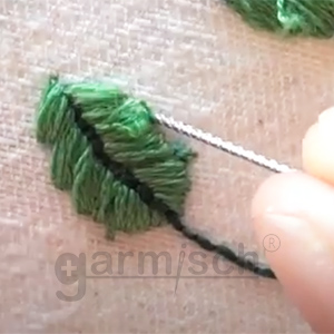 Sew Mate 勾紗修補針使用步驟2:將修補針穿入至壓花部位時輕轉修補針讓壓花紋路與勾紗產生作用. 