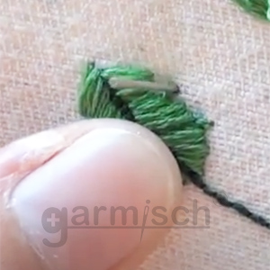 Sew Mate 勾紗修補針使用步驟3:持續輕轉修補針並推進布面，將勾紗部分帶到布的背面去.