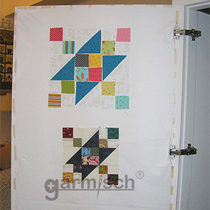 將配色黏貼布固定到門板或捲簾上，讓小空間也能有大創作.