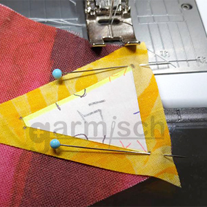 Sew Mate 布用口紅膠 FG-70 搭配高溫熨燙可提升黏著性，機縫時可以加強固定冷凍紙，大大減少反覆高溫熨燙的麻煩，並提升車縫精準度.