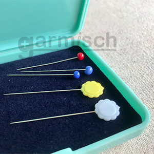 內建磁性底盤可吸附住手縫針、待針與珠針，避免暴露空氣而氧化生銹.