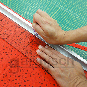 右手切割
大面積(12cm寬)尺規提供絕佳的的整平作用，將裁切物品壓平不滑動，讓裁切更精準.