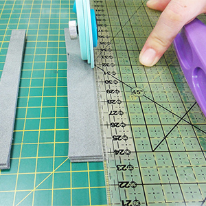 搭配圓刀與止滑定規尺可以大大提升切割效率.
