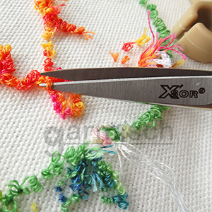 X'SOR EL-0140 鋒利刀口可深入俄羅斯刺繡的細小的迴圈作最乾脆又俐落的剪裁. 
