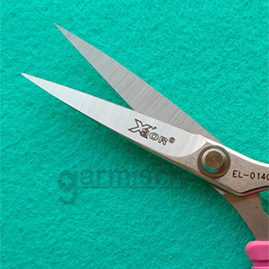 X'SOR EL-0140FT 典雅防布逃繡花剪 5 1/2" 整支剪刀各個部份經過特別技術處理後， 更加輕巧與銳利. 