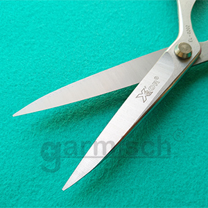 EL-0202 典雅拼布剪刀 8"  採日本不�袗�材製造，質地細緻，開合間就能感受到如絲般的輕巧滑順.