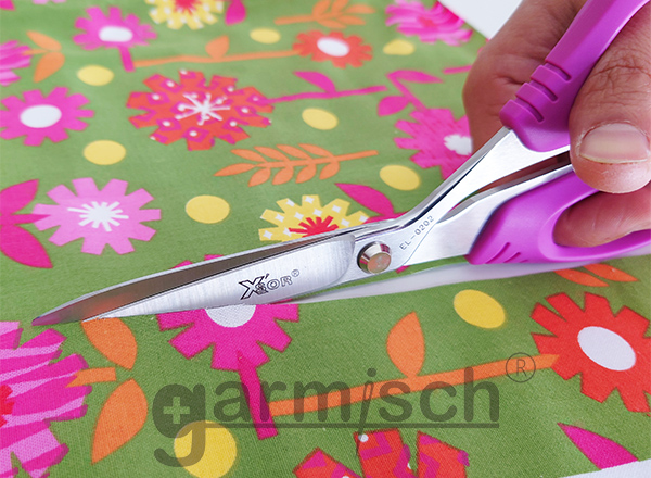 X'SOR EL-0202 典雅拼布剪刀採用頂級Nylon止滑流線型手把設計，讓手的力道完全傳遞至剪裁前端.