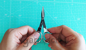 X'SOR 折疊式剪刀 FSS-FS04  剪刀使用步驟 :將手把往左右兩邊拉開.