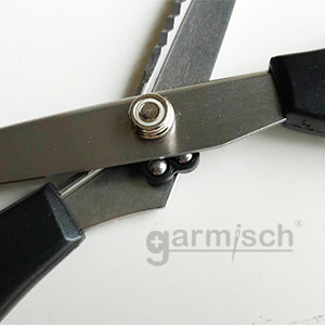 SS2230K 鋼珠軸承設計，讓鋸齒剪刀開合更加滑順.