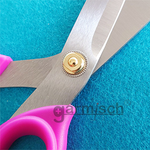 X'sor Tiffany 拼布剪刀 DW-7700-08 | 採耐用黃銅螺絲，確保剪裁精準度與滑順度.