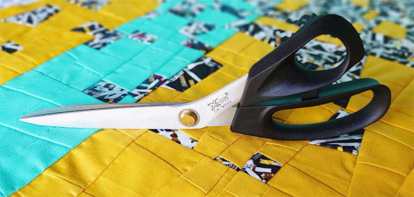 X'SOR DW-9002 可服貼桌面剪裁的專業剪刀，刀刃鋒利，剪裁更準確，可滑布。 