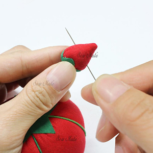 附草莓造型磨針器，可清潔與除去針上的髒汙.